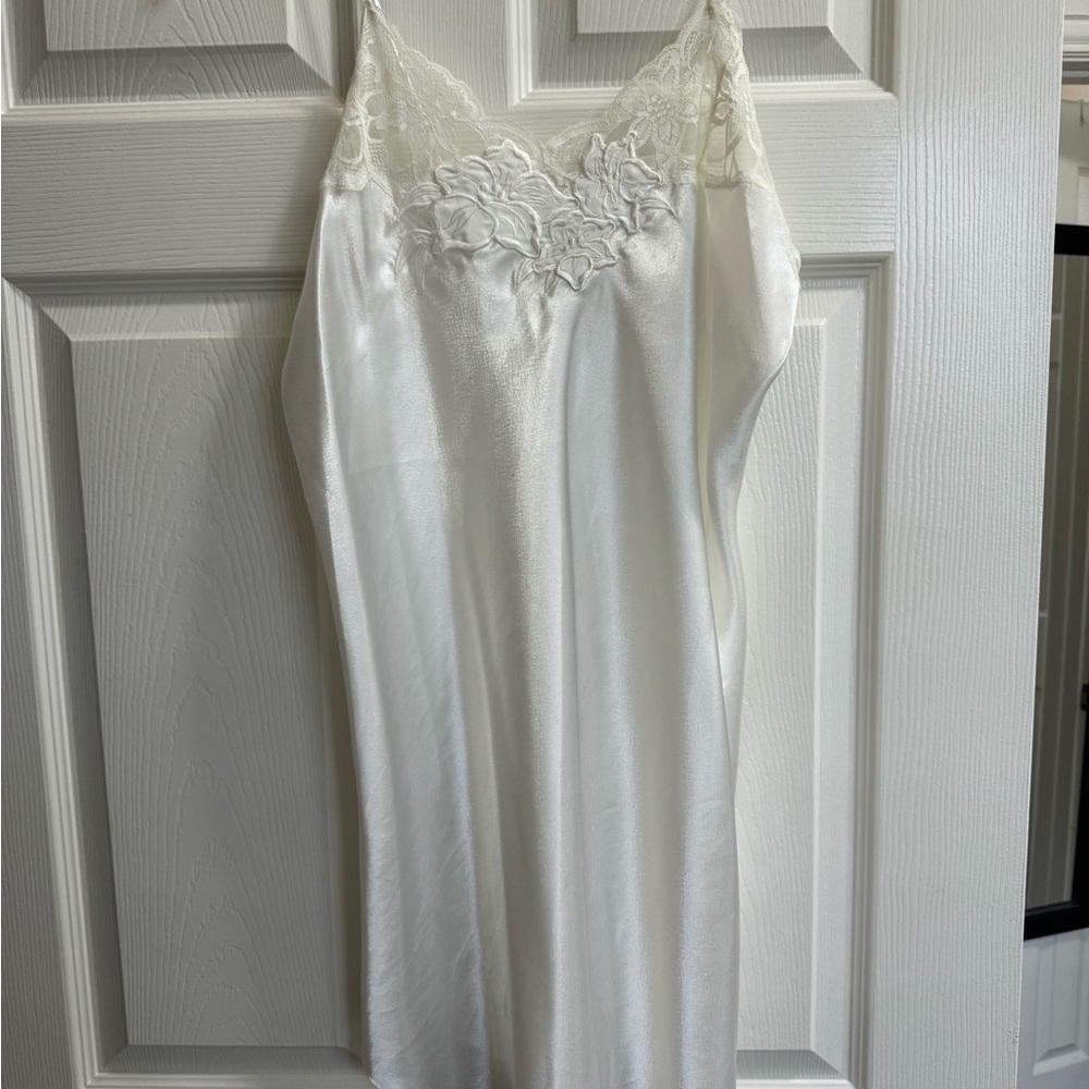 Elegant Bridal White Lace Trim Nightgown